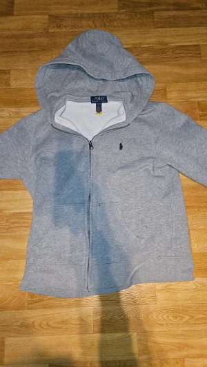 Ralph Lauren Zip Hoodie XS - En Ralph Lauren Hoodie i storleken XS. Har används max 7 ggr. Inga defekter förutom en liten fläck på framsidan vid fickan som går bort vid tvätt. Skriv till mig om ni undrar något.