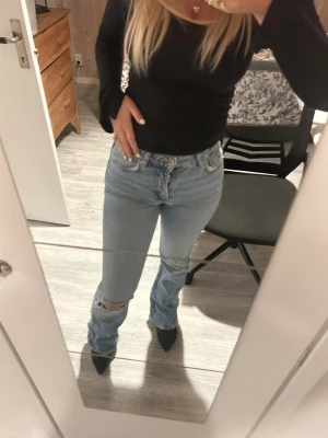 Gina Tricot Jeans  - Gina Tricot Jeans med hål på ena knät storlek 32. Säljer då dom är för små!💕
