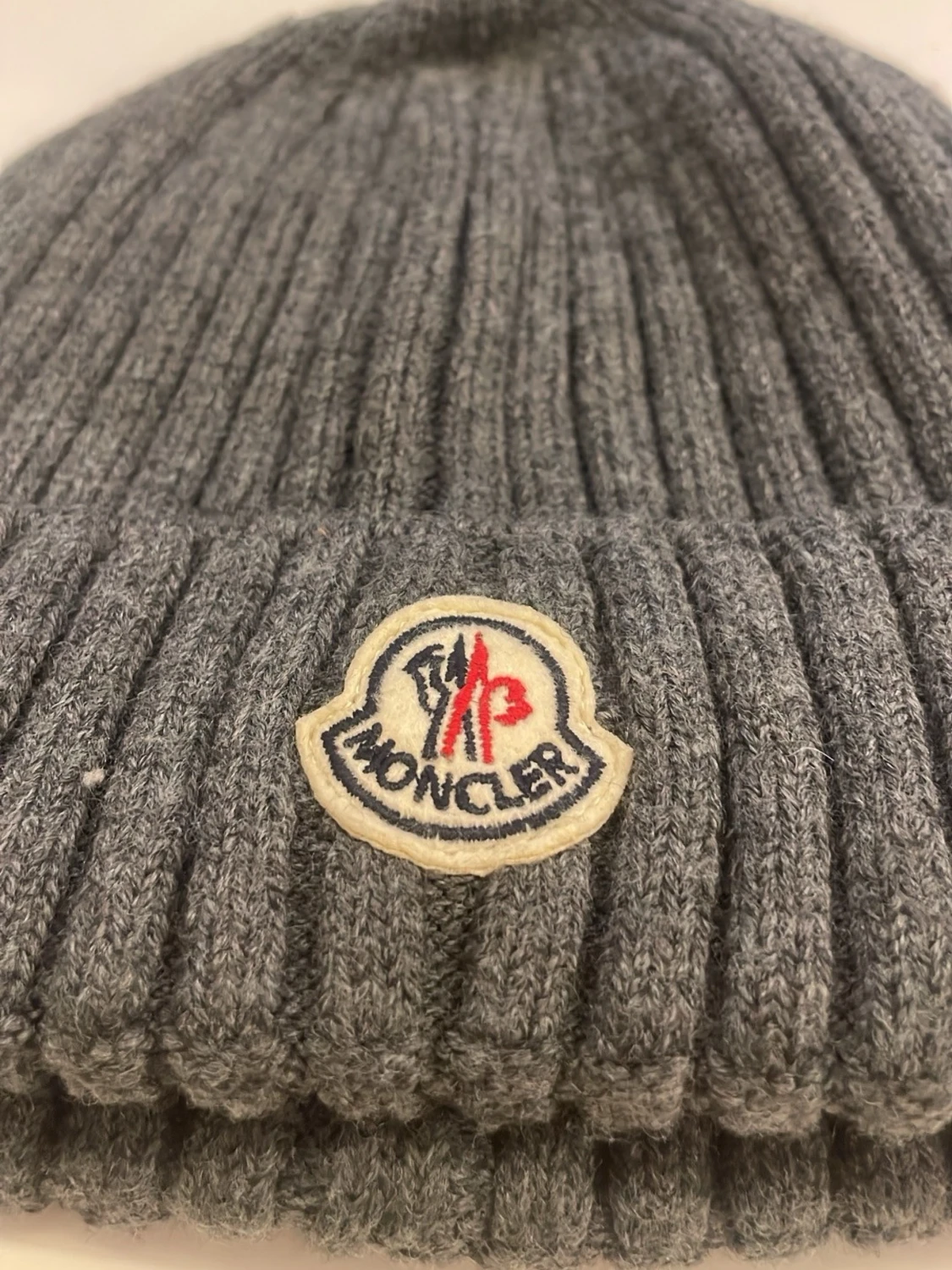 Grå ribbad Moncler mössa - 1