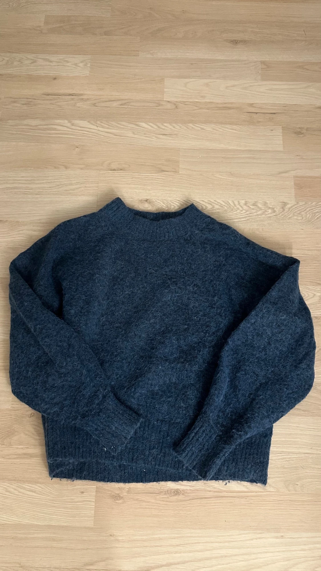 Mörkblå stickad tröja från Cubus