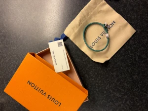 Louis Vuitton läderarmband Grön  - Louis Vuitton armband med tillhörande dustbag och ask. (limited edition) Finns inte längre i denna färg!!