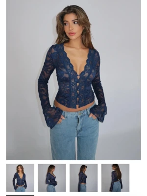 Marinblå spetstopp från Venderbys - Superfin marinblå spetstopp från Venderbys. Bara använd två gånger så inga slitskador! Slutsåld online, nypris ca 650kr.