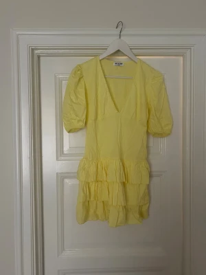 Miniklänning  - Superfin gul miniklänning från meetmethere💖aldrig använd! 