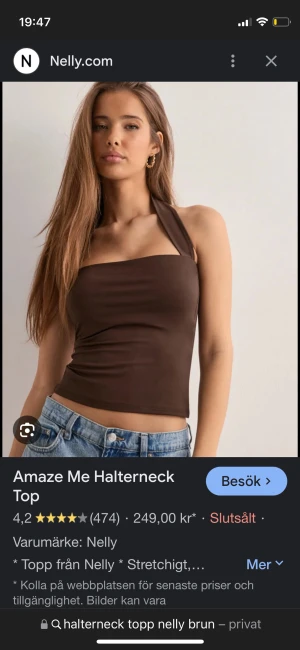 Brun halterneck topp från Nelly - Säljer en brun halterneck topp från Nelly med croppad passform. Toppen är ärmlös och har ett stilrent, enfärgat utseende med breda band som knyts runt nacken. Materialet är stretchigt och mjukt, perfekt för varma dagar.