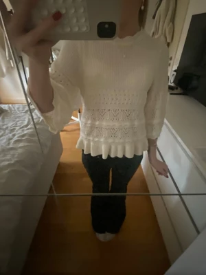 vit virkad tröja - super fin tröja från hm i storlek xs, helt oanvänd å prislapp finns kvar!!köpte för 299kr