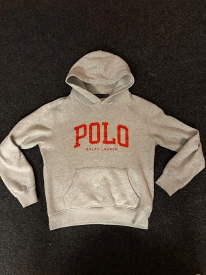 Ralph lauren hoodie  - Säljer denna Ralph lauren hoodien. Storleken är M men sitter mer som en S. Skriv vid fler frågor och funderingar!