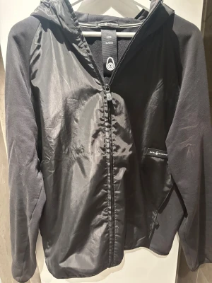 Svart vindjacka från Sail Racing XL - Svart vindjacka från Sail Racing i storlek XL fast är som M-L i storlek. Köpt för förr förra sommaren Andvänd Max 10 gånger för den är förliten. Köpt för 1300 kr