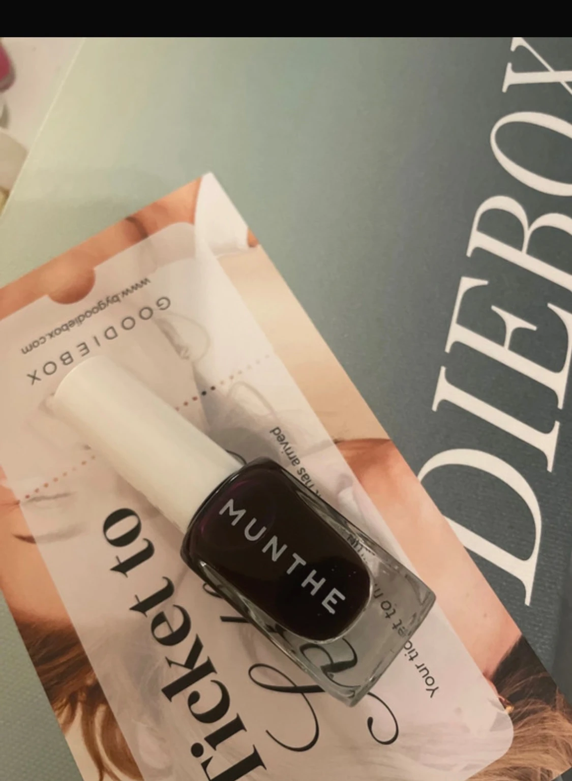 MUNTHE mörklila nagellack