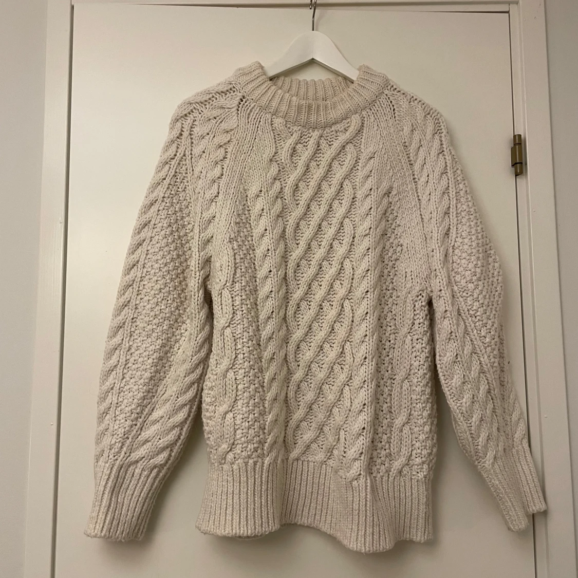 Oversized Beige stickad tröja med kabelmönster - 1