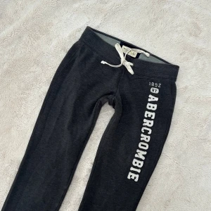 Abercrombie & fitch lågmidjade byxor  - Ett par byxor från Abercrombie & fitch i storlek XS. Rakt över midjemått: ca 34cm. Innebenslängd: ca 71cm. Jag fraktar inom 24h. Se liknande plagg i min profil!