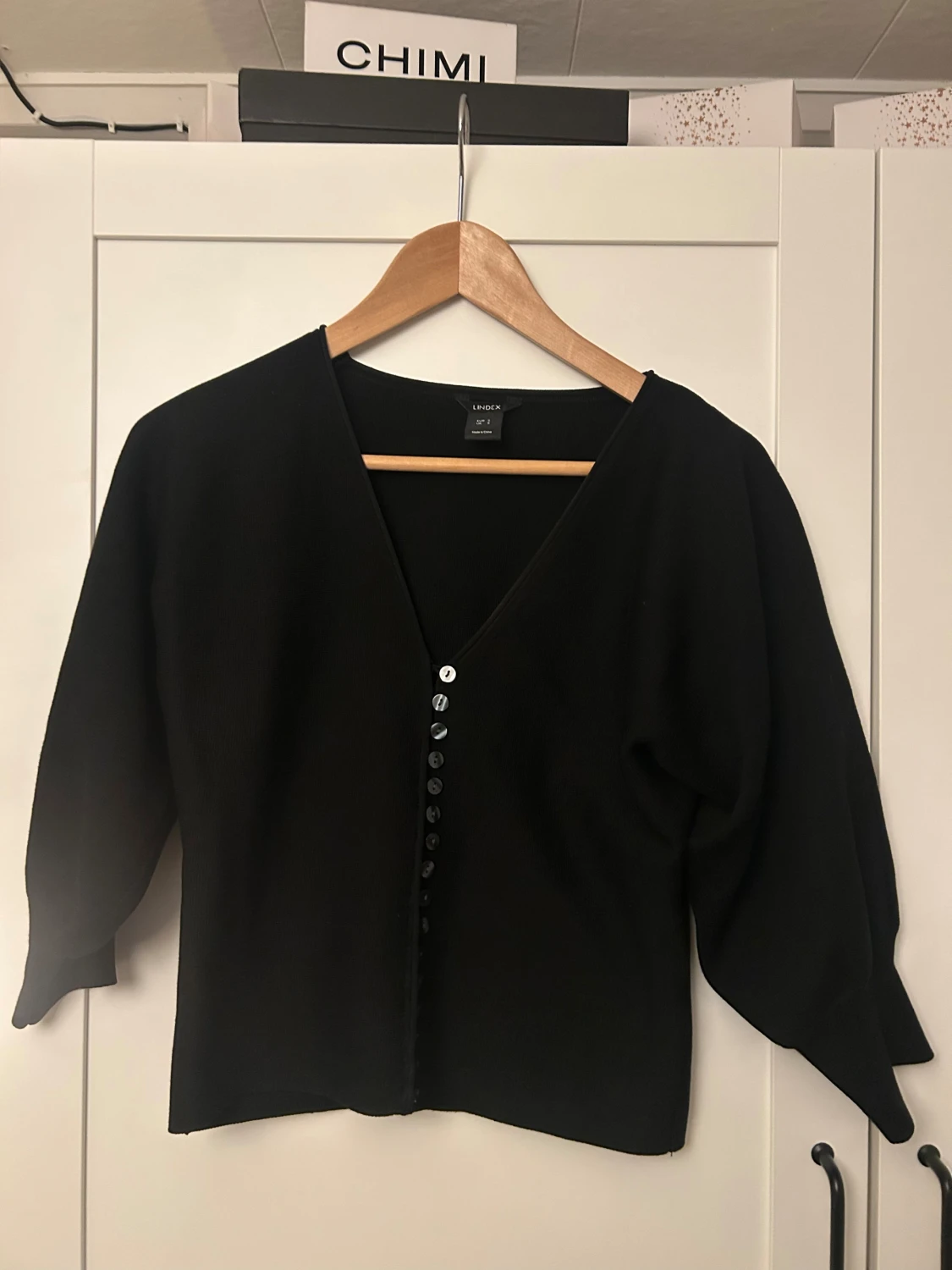 Svart kofta från Lindex med knappar