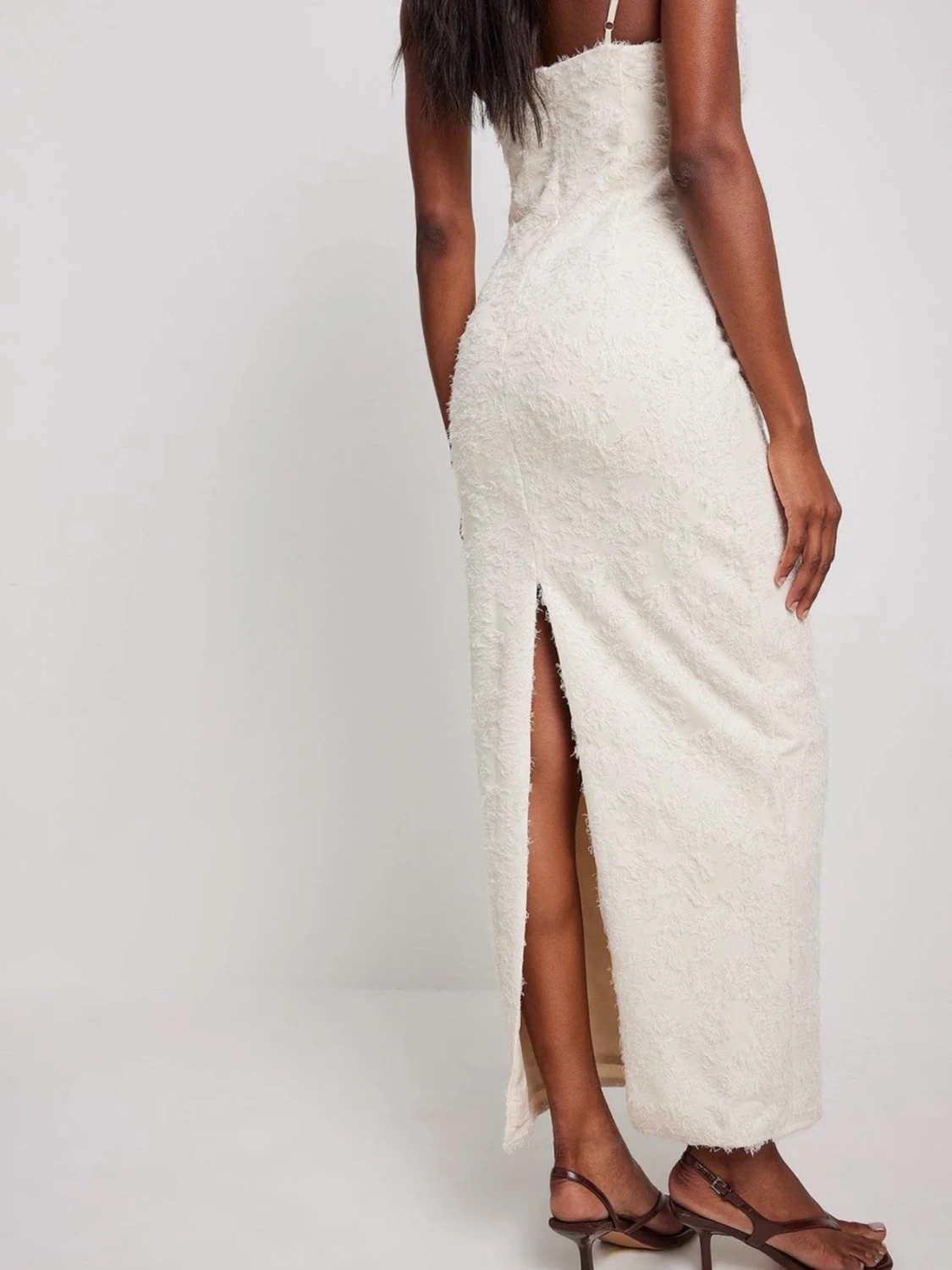 Vit långklänning med tunna axelband - 1