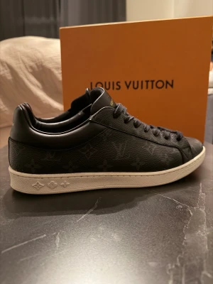 Louis vuitton skor  - Hej säljer dessa otroligt snygga Louis Vuitton skor som är i topp skick. Ny pris på dessa är runt 10 tusen