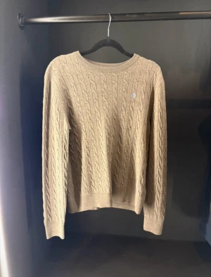 Beige kabelstickad tröja från Morris  - Snygg beige kabelstickad tröja från Morris. Nypris 1200. Pris kan diskuteras. M men sitter som S.