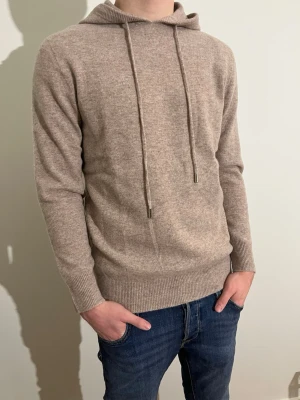 Merinoull hoodie  - En extremt snygg merinoull hoodie i färgen beige i väldigt skönt material🤩 Storlek S, helt oanvänt! Hör av dig vid minsta lilla fundering!⭐️