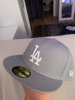 Grå LA Dodgers keps från New Era - Säljer en grå LA keps. Kepsen är helt ny hämtade den idag men den passade tyvär inte mig. Storleken är 57.7. Ny pris 550kr, mitt pris 350kr
