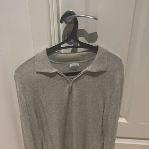 Ljusgrå kashmirtröja John Henric - Säljer en stilren ljusgrå kashmirtröja från John Henric. Tröjan har lång ärm, klassisk krage och en half zip-dragkedja framtill. Perfekt för dig som gillar en clean och tidlös look med lyxig känsla.