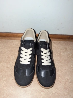 Maison Margiela Gats - Tjena! Säljer nu dessa sjukt feta maison margiela skorna skick:10/10 | modell: gats Inypris: 7500 | priset kan diskuteras! Itveka inte på att höra av dig vid mer frågor samt fler/bättre bilder! Kan mötas upp i Göteborg, närliggande stad eller frakta runt hela Sverige!