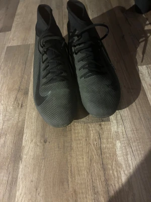 Nike fotbollsskor 45+ - Ett par svarta fotbollsskor från Nike som har sköna sulor sitter bra på foten.Använda 1 gång 