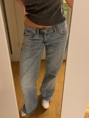 Lågmidjade jeans Zara - Skitsnygga Low Wide jeans från Zara, klippta i längd för att passa mig som är 158 ☺️