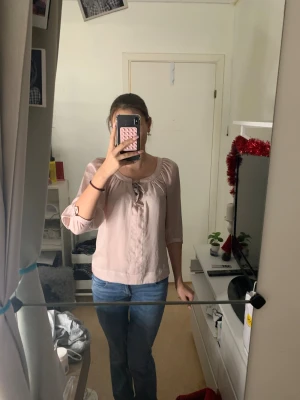 Fin silkes blus💕 - En söt rosa silkes blus, med justerbara ärmar( knappar) och en fin knytning över bröstet. Perfekt för sommarkvällar ute!💗