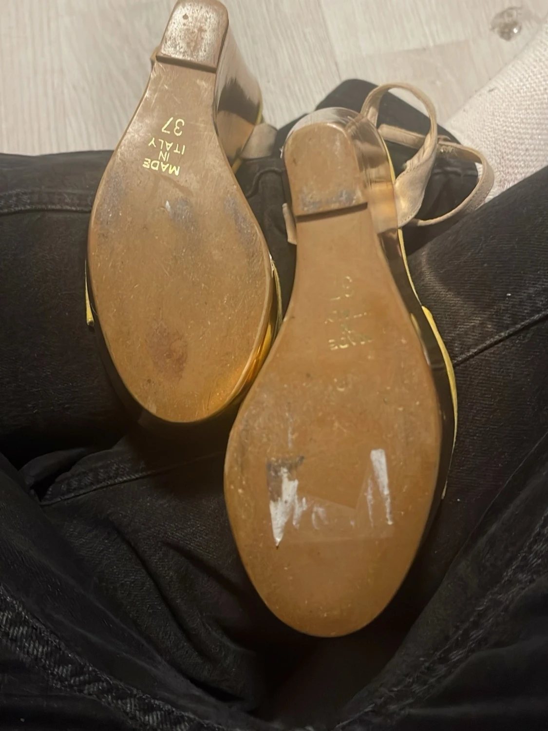 Guldiga platåsandaler med gul mocka - 5