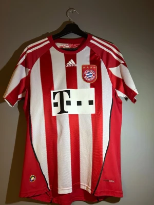 Bayern München Ribery tröja - Säljer en retro Bayern München matchtröja från 2010/2011. Adidas med Ribery och nummer 7 på ryggen. Storlek S. Tröjan har breda röda och vita ränder, klubbmärke på bröstet och Telekom-logga framtill. Pris kan diskuteras 