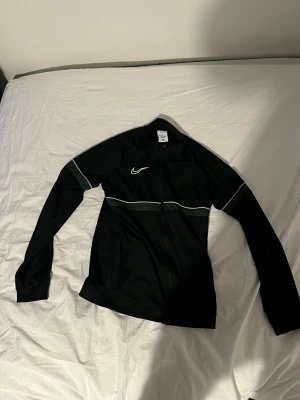 Nike tränings tröja - Säljer en tränings tröja i märket Nike. Den här tröjan har nu blivit för liten. Den är knappt använd och den har inga defekter. Pris kan diskuteras vid snabb affär