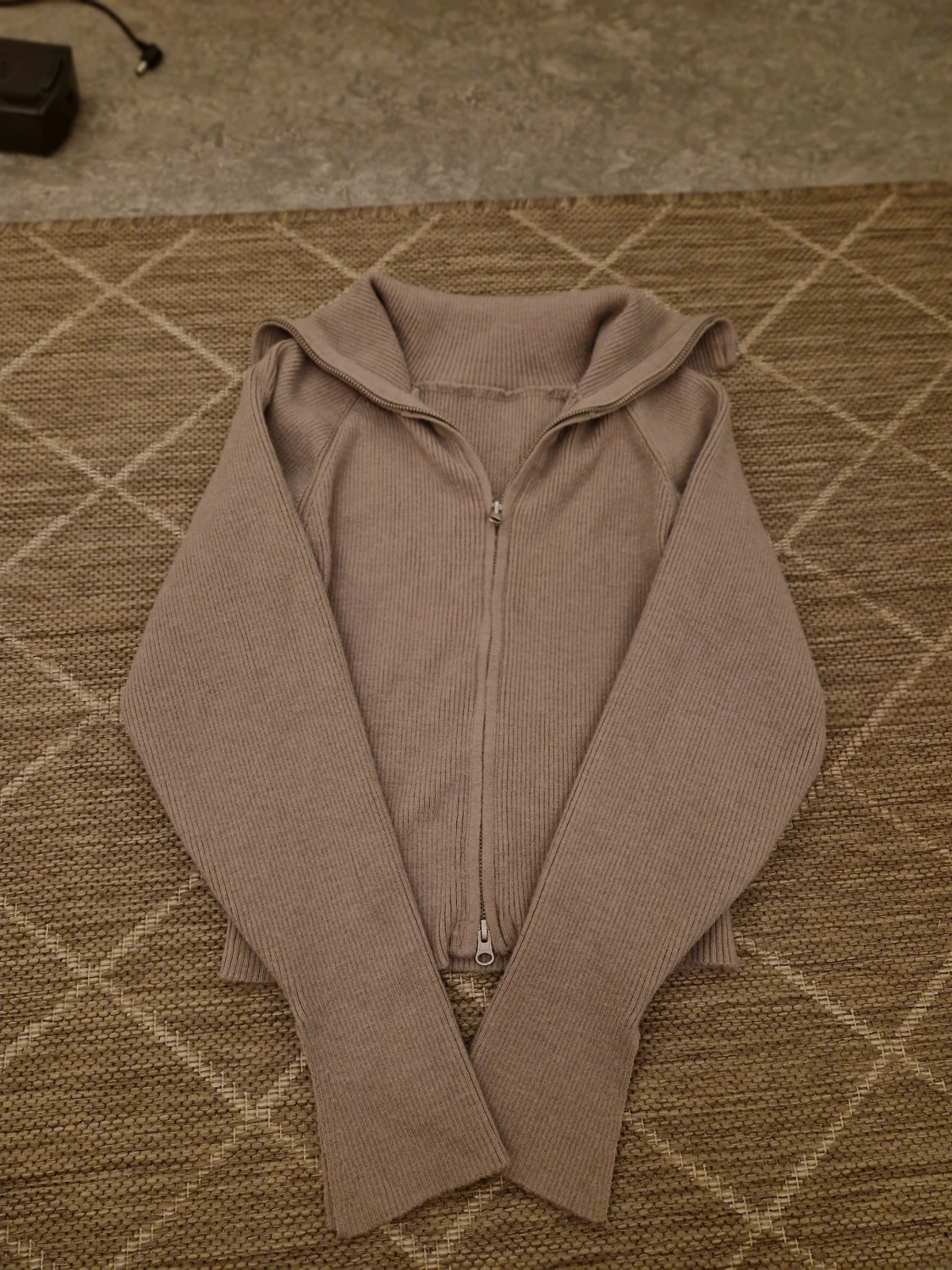 Gammelrosa/beige ribbad kofta med dragkedja