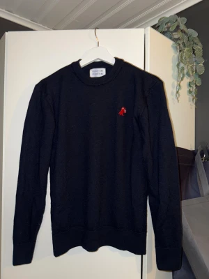 Stickad Tröja - Mörkblå stickad tröja från Libertine Libertine. Hög kvalité på materialet och clean design, 100% merinoull. Storlek S men passar både S och XS, inga defekter. Skriv vid frågor!