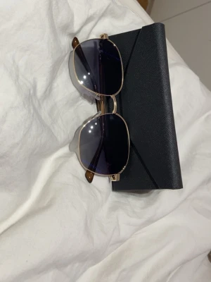 Fina somriga solglasögon  - Guldiga och fin somriga 