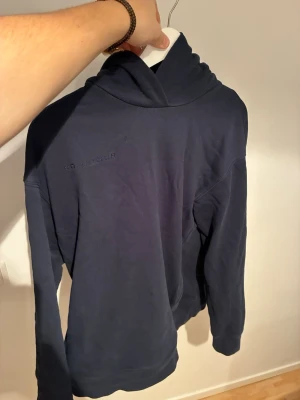 Uni qlo hoodie - Skön mörkblå hoodie från uni qlo!