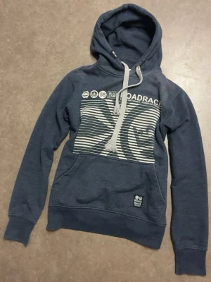 Roadrace hoddie S/M - En favorit jag haft väldigt länge! Super mysig att ha på sig och älskar den för den är så unik och går att matcha med allt.🦕