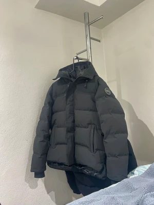 Canada Goose Jacka - Hej säljer min Canada Goose Macmillian jacka. Har haft den endast 2 veckor och säljer pga den inte passar. Jag har kvar påsen och tagsen med har inte kvar kvittot. Passar dig som är runt 175-183cm. INGA DEFEKTER/SKADOR. Priset är inte hugget i stenet