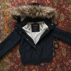 SÖKER!!! - Söker efter en sån här jacka från hollister i storlek XS 🥰