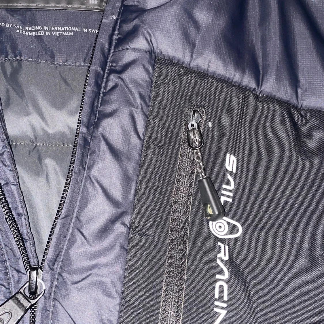 Svart/mörkblå pufferjacka från Sail Racing - 1