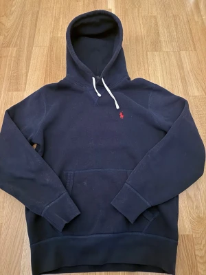 Polo ralph lauren hoodie  - En väldigt populär och stilren o fet polo ralph lauren hoodie roligt snygg och nästan helt storlek xs men den passar S också  ny. Vid frågor tveka inte hör av er 😉