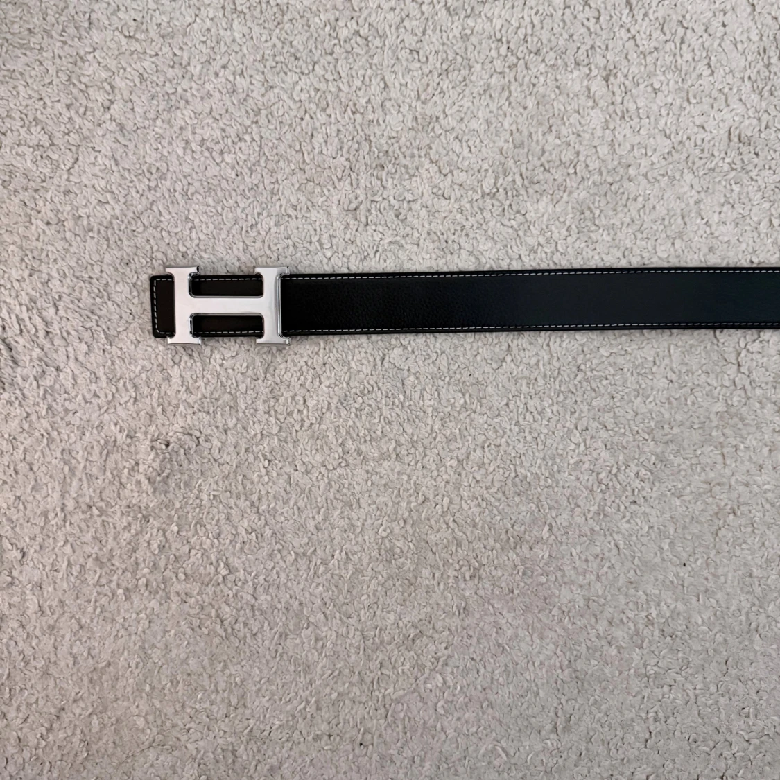 Svart skinnbälte med H-spänne - 2