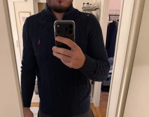 Polo Ralph Lauren Stickad tröja S - Säljer den här fetta Ralph Lauren stickad tröja i storlek S. Jättebraskick 10/10. Priset kan diskutera! 