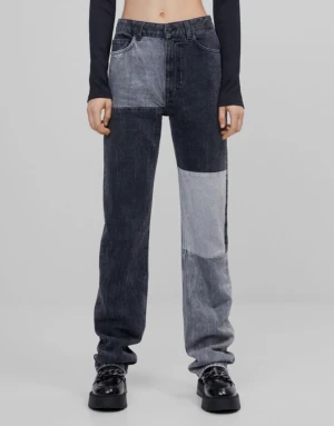 Patchade raka jeans i grå toner - Säljer ett par raka jeans med patchwork-design i olika grå och svarta nyanser. Byxorna har klassisk femficksmodell och hög midja. Väldigt bra skick.