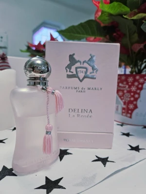 Delina La Rosée parfym - Delina La Rosée från Parfums de Marly Paris, Royal Essence-serien. Volym: 75 ml (2.5 fl.oz). Snygg och modern design som sticker ut i samlingen. Perfekt för dig som vill ha något exklusivt och trendigt. Luktar super gott, fräscht och elegant. 70-80% Kvar