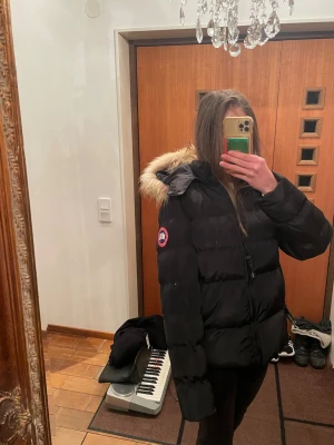 Canada Goose - Säljer min sprillans nya Canada Goose jacka då den inte kommer till användning.Passar någon med storlek s-m