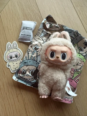 Äkta labubu beige - En äkta labubu köpt från merchsweden