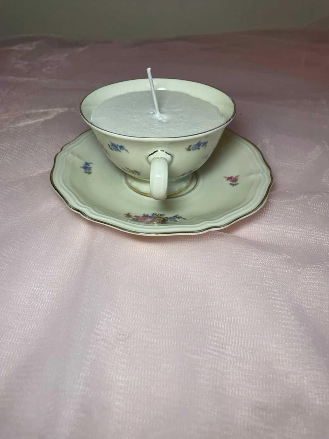 Doftljus i en tekopp med en vit kräm färgad flerfägsblommig design, nr 1 - 3