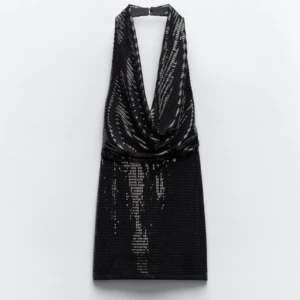 Svart klänning - Köpte inför nyår men användes aldrig! Säljer åt en kompis, det är typ shorts i som en jumpsuit