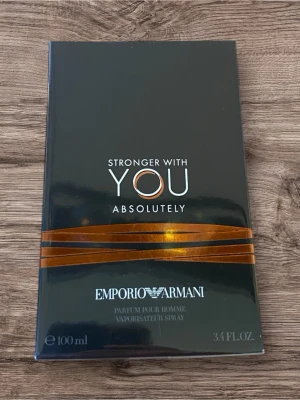 Armani SWY 100ml - Stronger With You Absolutely är en herrparfym på 100 ml från Emporio Armani.