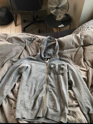 Replay zip tröja - En skön replay tröja med bra passform. Tryck på rygg och bröst 