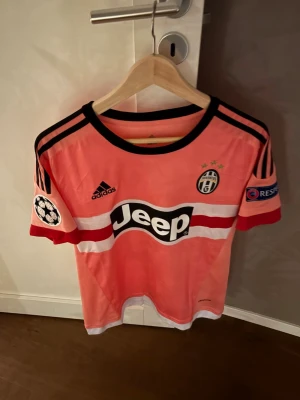 Juventus retro kit - Lätt en av dem snyggaste fotbollströjorna! Juventus 2015/16 rosa borta tröja. Ikonisk tröja och med POGBA på ryggen vilket gör den ännu fetare!                                                                  Väldigt bra skick på tröjan och använd 2-3 gånger.