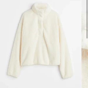 Piletröja från H&M - nyskick - Jättemysig tröja från H&M, slutsåld både i butik & online. Köpt förra vintern men kom endast 1 gång till användning. Har en fin crémevit färg. Köpt för 300kr, säljer för 199kr. 