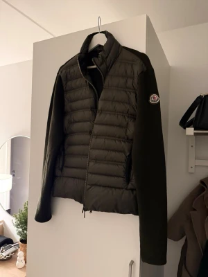 Moncler mörkgrön pufferjacka M - Snygg mörkgrön pufferjacka från Moncler i storlek M. Väldigt bra skick. Nypris:10 000kr